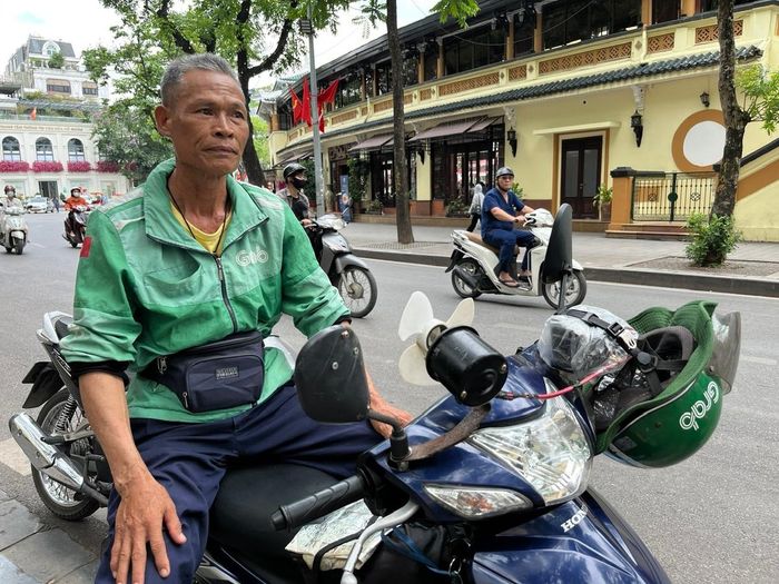 Ông Lê Văn Quế một tài xế xe ôm công nghệ mưu sinh ở Hà Nội