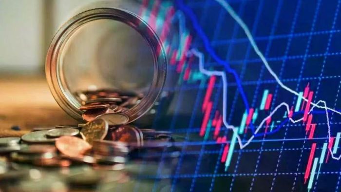 Người mẹ tính chi tiền thành hai phần gồm gửi tiết kiệm và mua cổ phiếu tích lũy