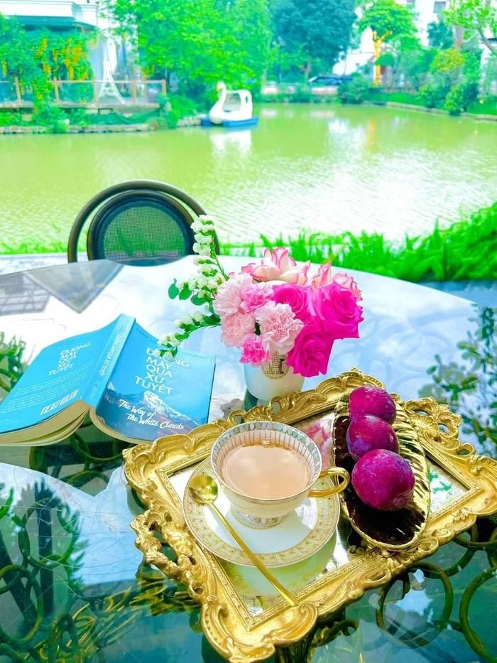  Khu vườn của biệt thự còn sở hữu tầm nhìn hướng ra sông, mang đến không gian vô cùng “chill” và thư giãn. Đây là nơi lý tưởng để cô tận hưởng những phút giây yên bình giữa thiên nhiên ngay trong chính ngôi nhà của mình 