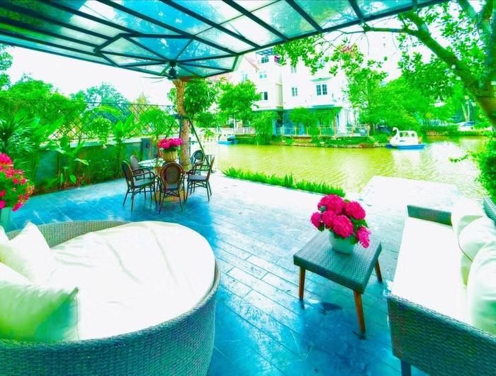 đi kèm sân vườn 150m² được thiết kế thoáng đáng, hài hòa với thiên nhiên