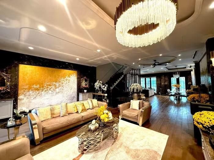 Ngôi nhà được bài trí tinh tế với toàn bộ nội thất nhập khẩu từ Đức, Ý, Bồ Đào Nha…, tạo nên tổng thể đẳng cấp và hài hòa trong từng góc nhìn