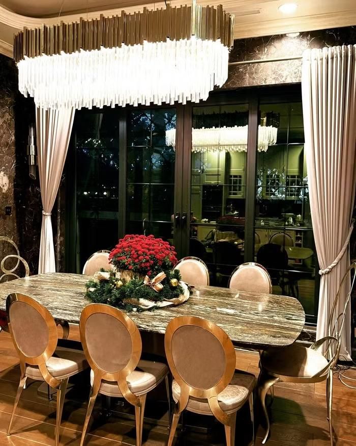 Góc phòng ăn trong biệt thự của diễn viên Lã Thanh Huyền gây ấn tượng với chiếc đèn chùm pha lê khổng lồ, bàn đá tự nhiên và nội thất dát sắc vàng tinh tế