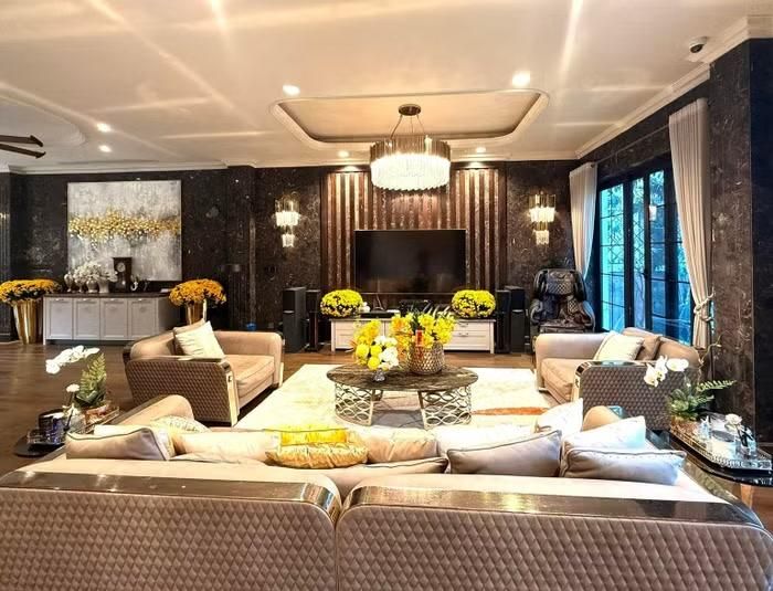 Nếu không gian bên ngoài bề thế thì nội thất bên trong biệt thự của Lã Thanh Huyền lại gây ấn tượng bởi sự xa hoa