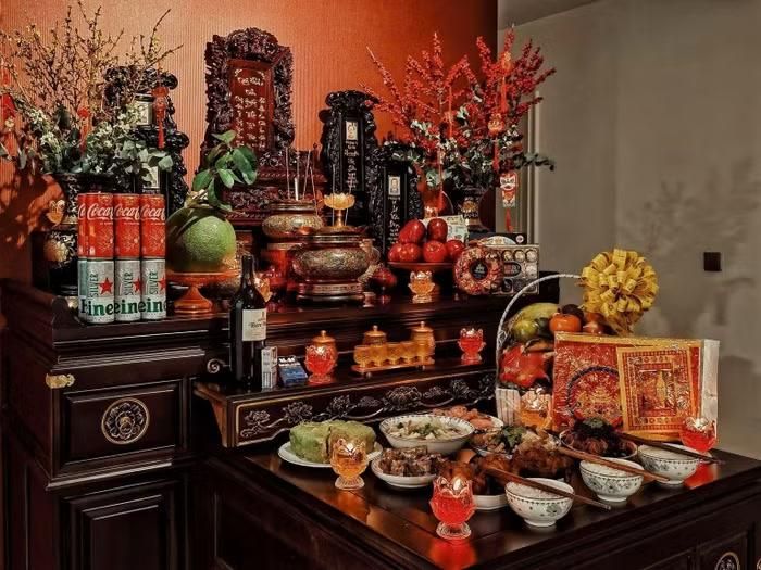 Không gian thờ tự được bài trí trang nghiêm, ấm cúng trong ngôi nhà của nữ diễn viên. Mâm lễ đầy đủ, sắc đỏ may mắn cùng những chi tiết truyền thống thể hiện sự trân trọng các giá trị gia đình và nét đẹp văn hóa Việt