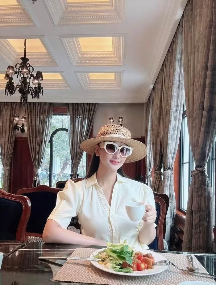 Theo tìm hiểu, người đẹp Lã Thanh Huyền hiện là bà chủ của chuỗi 10 siêu thị gia đình. Đồng thời, cô cũng là tổng giám đốc một công ty riêng