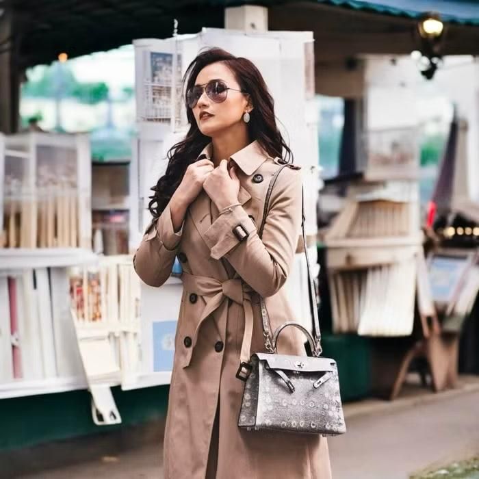 Trên trang cá nhân, nữ diễn viên thường xuyên cập nhật những hình ảnh về cuộc sống đời thường. Cô xuất hiện với phong cách thời trang hàng hiệu, tận hưởng những chuyến đi và khoảnh khắc vui vẻ ở nhiều nơi
