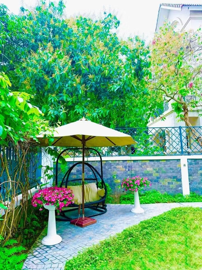  Không gian bên trong biệt thự được thiết kế theo phong cách châu Âu hiện đại, với cách bài trí hài hòa và tinh tế, tạo cảm giác sang trọng 