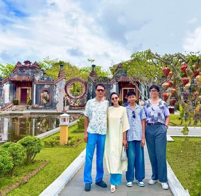 Cô và chồng có hai cậu con trai khôi ngô, tuấn tú