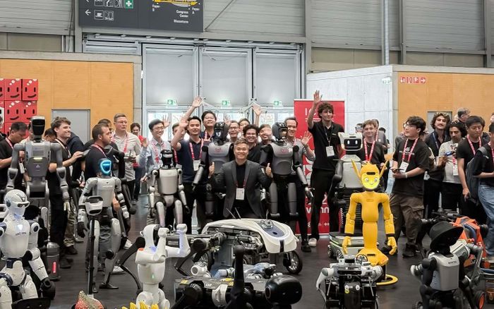 Đội ngũ VinRobotics cùng Tổng Giám đốc Ngô Quốc Hưng (đứng ở vị trí trung tâm hàng đầu) trình diễn người máy VR-H3 tại cuộc diễu hành robot trong khuôn khổ ICRA 2026. Nguồn: VinRobotics