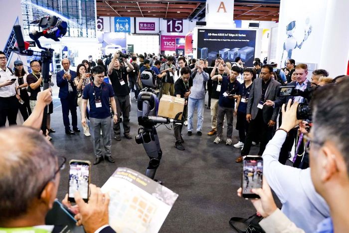 Người máy VR-H3 của VinRobotics trở thành tâm điểm chú ý của khách tham quan và giới công nghệ quốc tế tại COMPUTEX 2026. Nguồn: VinRobotics