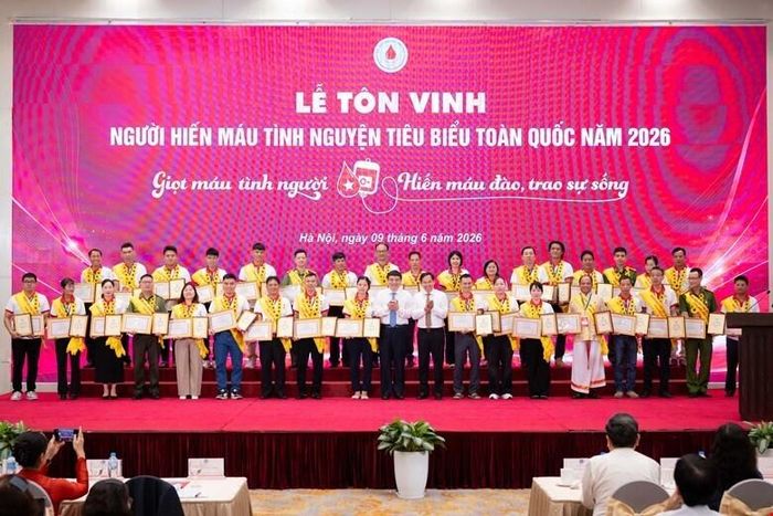 Tổng thư ký Quốc hội, Chủ nhiệm Văn phòng Quốc hội Lê Quang Mạnh và Chủ nhiệm Ủy ban Văn hóa và Xã hội Nguyễn Đắc Vinh trao Bằng khen tôn vinh người hiến máu tình nguyện tiêu biểu toàn quốc năm 2026. Ảnh: Quochoi.vn