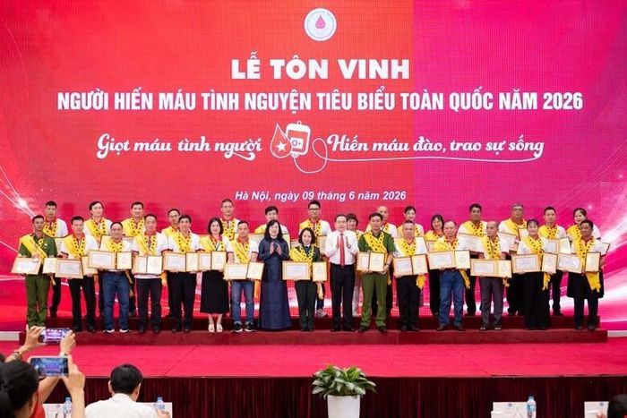 Chủ tịch Quốc hội Trần Thanh Mẫn và Bộ trưởng Bộ Y tế Đào Hồng Lan trao Bằng khen tôn vinh người hiến máu tiêu biểu năm 2026. Ảnh: Quochoi.vn