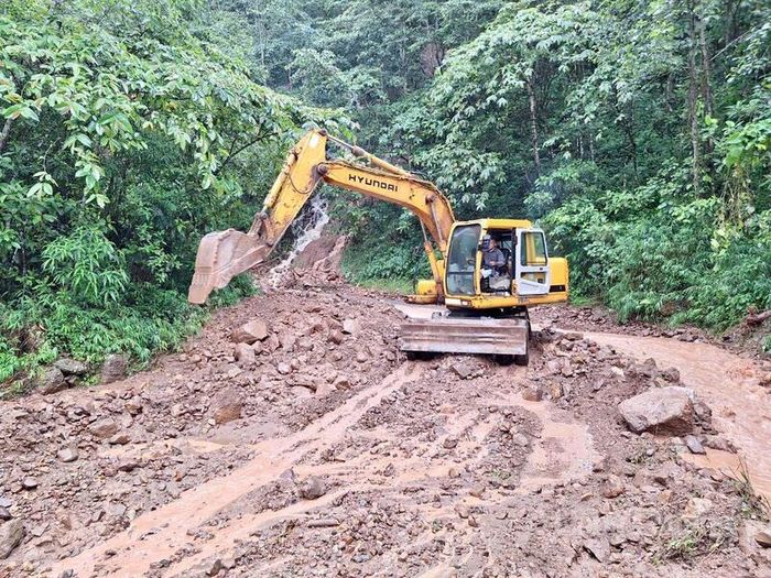 Ban Bảo trì công trình đường bộ, Sở Xây dựng tỉnh Lai Châu huy động nhân lực, phương tiện và máy móc, khẩn trương khắc phục hậu quả sạt lở.