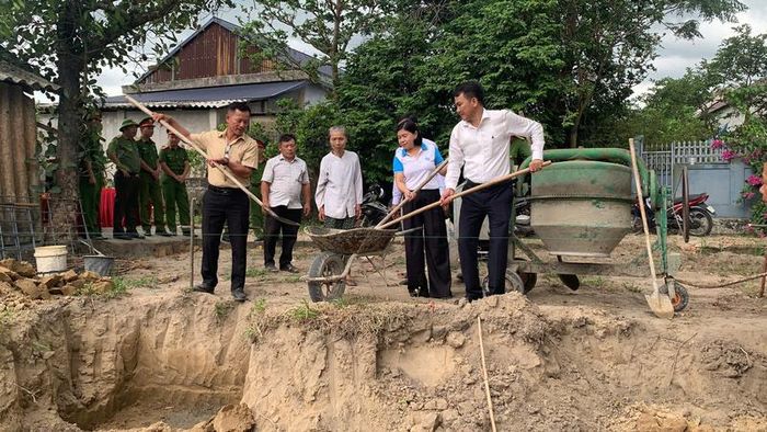 Ban tổ chức triển khai hạng mục xây mới nhà tình nghĩa cho cụ bà Nguyễn Thị Thâm (86 tuổi) tại xã Nam Cửa Việt, tỉnh Quảng Trị.