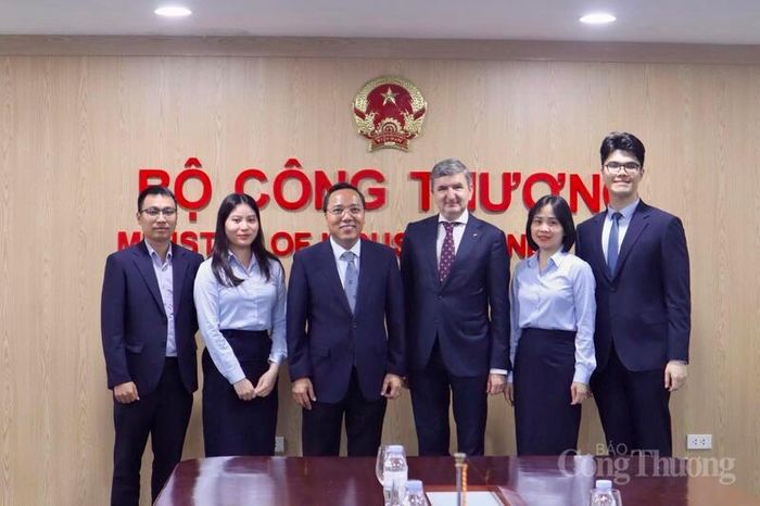 Thứ trưởng Bộ Công Thương Nguyễn Hoàng Long chụp ảnh lưu niệm cùng ông Darius Gaidys, Đại sứ Litva tại Singapore kiêm nhiệm Việt Nam. Ảnh: Phương Trang