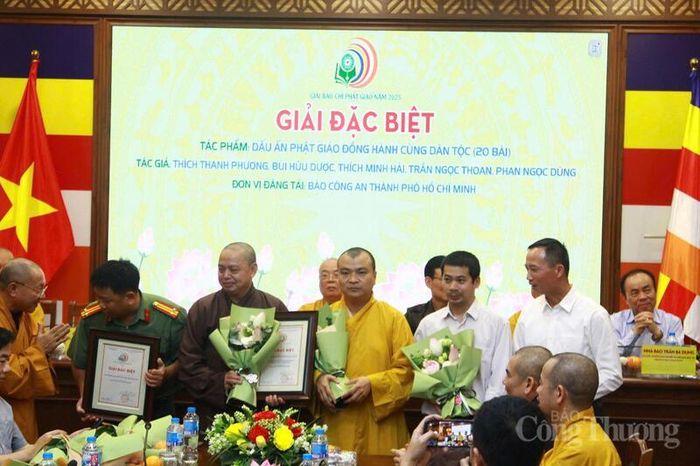 Nhóm tác giả Báo Công an Thành phố Hồ Chí Minh nhận giải Đặc biệt cho tác phẩm "Dấu ấn phật giáo đồng hành cùng dân tộc". Ảnh: Minh Đạt