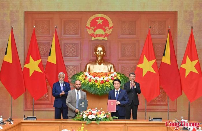 Thủ tướng Lê Minh Hưng và Thủ tướng Kay Rala Xanana Gusmão chứng kiến Lễ trao văn kiện hợp tác giữa Việt Nam và Timor-Leste.
