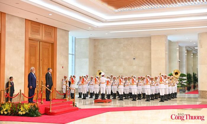 Trong tiếng nhạc chào mừng, Thủ tướng Lê Minh Hưng và Thủ tướng Kay Rala Xanana Gusmão bước lên bục danh dự tại sảnh chính trụ sở Chính phủ.