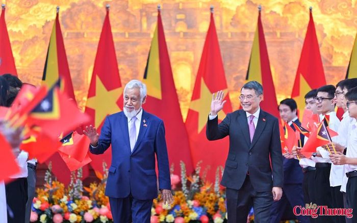 Thủ tướng Lê Minh Hưng và Thủ tướng Timor-Leste Kay Rala Xanana Gusmão chào các bạn trẻ sau khi kết thúc hội đàm.