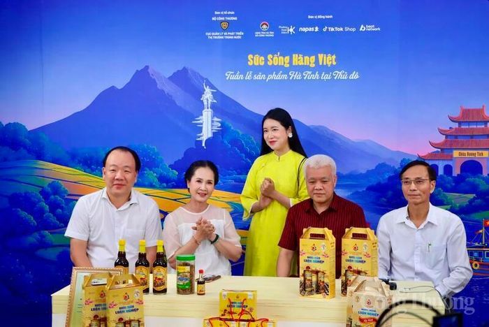 Phiên livestream trên nền tảng TikTok tại chương trình “Tuần lễ sản phẩm Hà Tĩnh tại thủ đô” thu hút hơn 200 nghìn lượt xem. Ảnh: Thành Đô