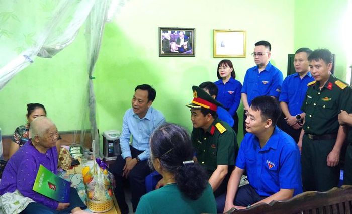 Các đại biểu thăm gia đình chính sách. Ảnh: NT.