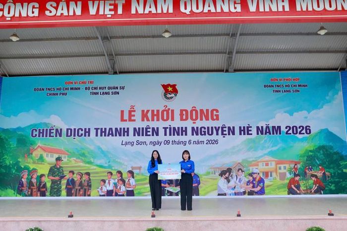 Đồng chí Nguyễn Ngọc Tâm, Bí thư Đoàn Thanh niên Bộ Công Thương trao tặng quà tại chiến dịch Thanh niên tình nguyện hè năm 2026. Ảnh: NT.