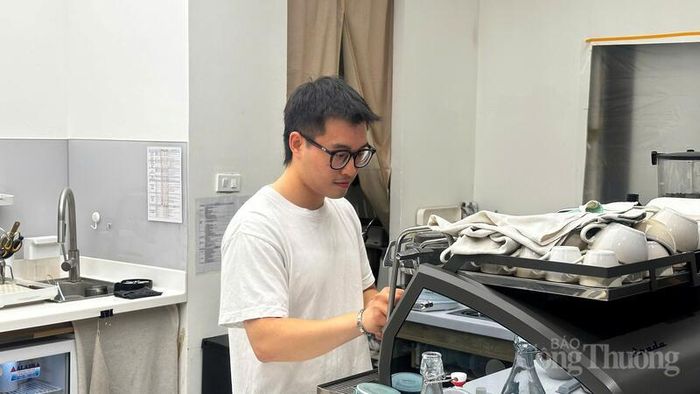 Anh Bảo Chung, nhân viên tại một quán cà phê trên địa bàn Hà Nội chia sẻ, đối với ngành dịch vụ, áp lực thường mang tính thời điểm nhưng có cường độ cao.