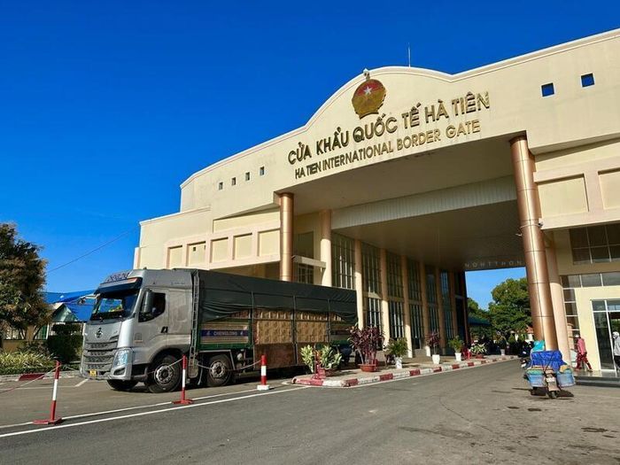 Hoạt động vận chuyển hàng hóa qua cửa khẩu biên giới Việt Nam - Campuchia theo quy định về quá cảnh hàng hóa. (Ảnh minh họa)