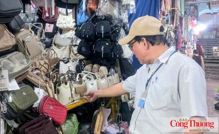 Ban quản lý chợ Đông Ba tuyên truyền, hướng dẫn tiểu thương không buôn bán hàng giả nhãn hiệu, hàng lậu, gian lận thương mại