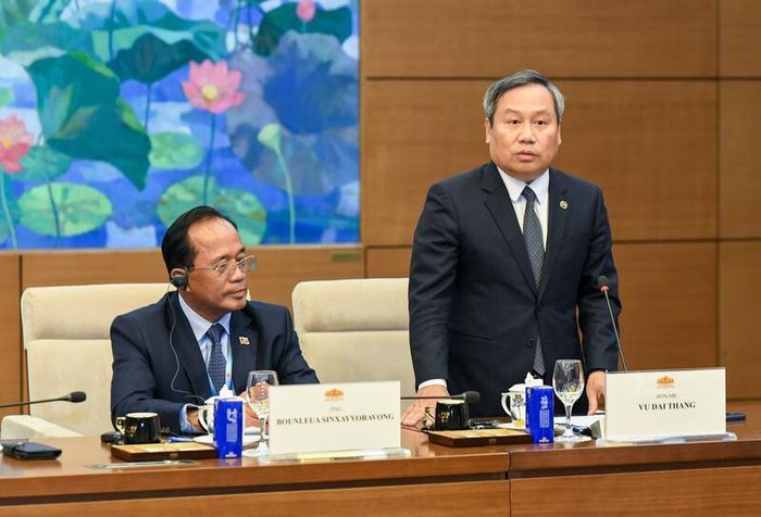Chủ tịch UBND thành phố Hà Nội Vũ Đại Thắng báo cáo với Chủ tịch Quốc hội Trần Thanh Mẫn về Hội nghị Lãnh đạo các thành phố ASEAN vừa được tổ chức thành công tại Hà Nội ngày 8/6. Ảnh: Lâm Hiển