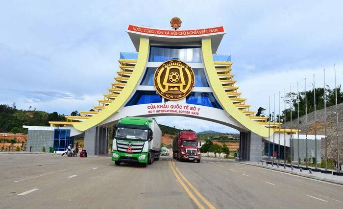 Hoạt động vận chuyển hàng hóa qua cửa khẩu giữa Việt Nam và Lào theo quy định về quá cảnh hàng hóa. Ảnh minh họa
