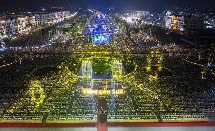 Quảng trường biển và trục cảnh quan lễ hội đang là điểm đến hấp dẫn du khách khi về với Sầm Sơn.