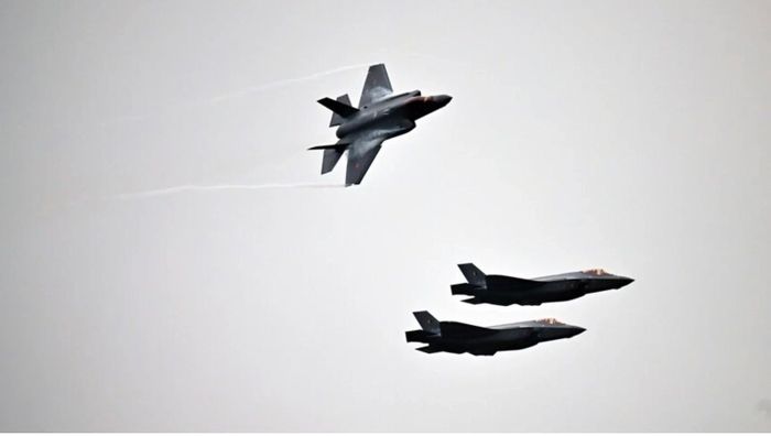 Các chiến đấu cơ của Pháp tham gia nhiệm vụ tuần tra không phận phái Đông của NATO. Ảnh: Reuters.