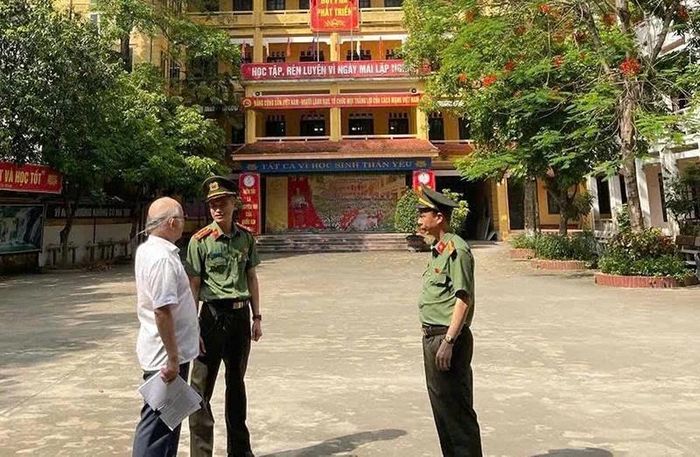 Công an phường Hạc Thành kiểm tra các điều kiện thi tại điểm thi Trường THPT Lý Thường Kiệt. Ảnh: tống Hương