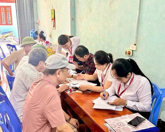 Cán bộ, nhân viên Agribank Thanh Hóa hướng dẫn người dân phố Nam Thành, phường Hạc Thành mở tài khoản hưởng lương hưu, trợ cấp ASXH.