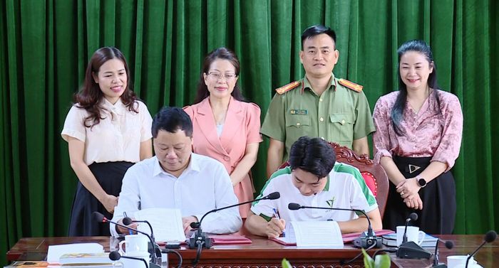 Đại diện Trung tâm Triển lãm và Xúc tiến Du lịch Thanh Hóa và KOL Nguyễn Quang Thành ký kết biên bản ghi nhớ.