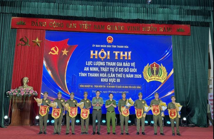 Lãnh đạo Công an tỉnh trao cờ lưu niệm cho các đội tham gia hội thi.