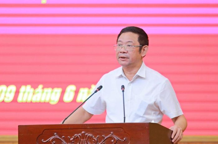 Bí thư Đảng ủy, Chủ tịch HĐND phường Sầm Sơn Lê Văn Tuấn phát biểu tại hội nghị.