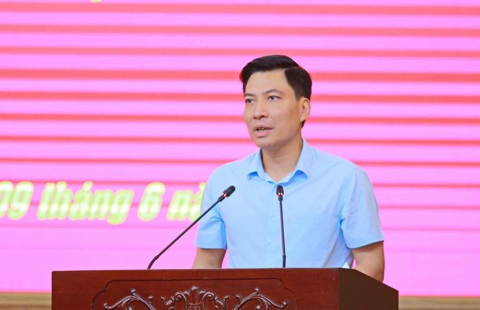 Bí thư Đảng ủy, Chủ tịch HĐND phường Hạc Thành Nguyễn Văn Biện phát biểu thảo luận.
