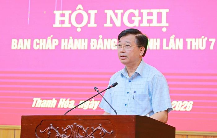 Đồng chí Lê Xuân Thu, Tỉnh ủy viên, Phó Trưởng ban Thường trực Ban Tổ chức Tỉnh ủy trình bày hướng dẫn việc kiện toàn, thành lập chi bộ trực thuộc đảng ủy xã, phường tương ứng với thôn, tổ dân phố sau sắp xếp.