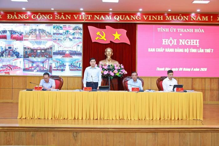 Phó Bí thư Tỉnh ủy, Chủ tịch UBND tỉnh Nguyễn Hoài Anh phát biểu tại hội nghị.