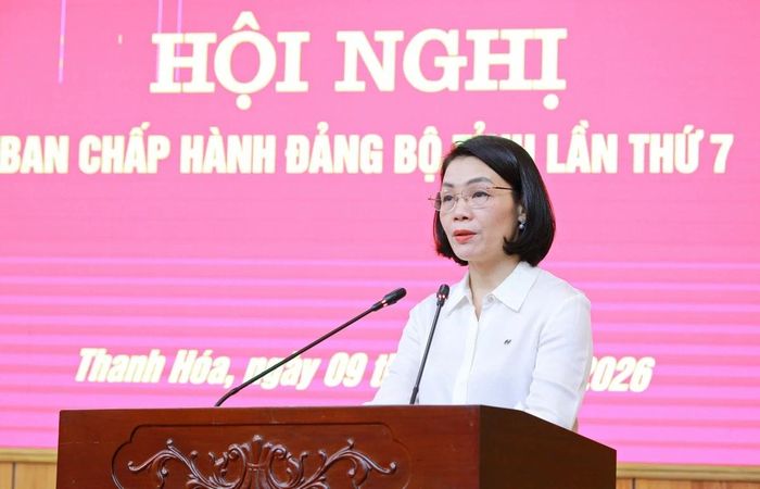 Đồng chí Đỗ Thị Toán, Ủy viên Ban Thường vụ Tỉnh ủy, Phó Chủ tịch Thường trực Ủy ban MTTQ tỉnh trình bày hướng dẫn sắp xếp kiện toàn Ban Công tác Mặt trận ở thôn, tổ dân phố đồng bộ với việc sắp xếp, tổ chức lại thôn, tổ dân phố; hướng dẫn việc bố trí, sử dụng người hoạt động không chuyên trách của Ban Công tác Mặt trận ở thôn, tổ dân phố.