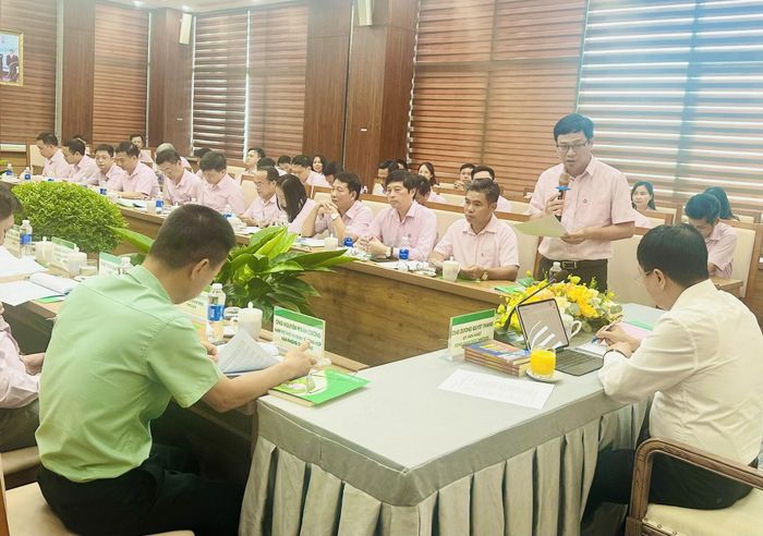 Giám đốc NHCSXH Thanh Hóa Lê Hữu Quyền báo cáo tình hình hoạt động tín dụng chính sách trên địa bàn tỉnh.