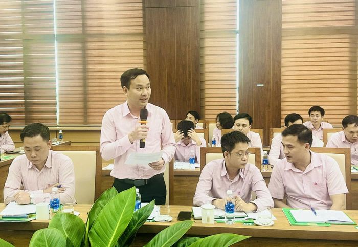 Giám đốc Phòng giao dịch NHCSXH Mường Lát phát biểu tại hội nghị.