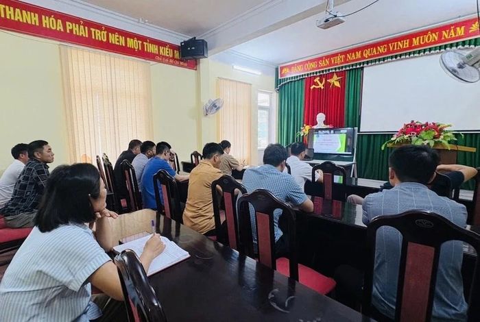 Các đại biểu tham dự tại điểm cầu Trung tâm Y tế Mường Lát.