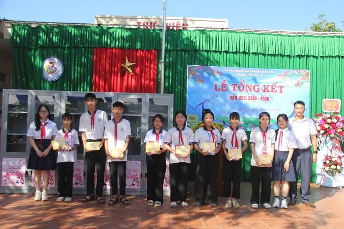 Đại diện Trung tâm Công tác xã hội - Quỹ Bảo trợ trẻ em Thanh Hóa trao tặng sách và học bổng cho học sinh có hoàn cảnh khó khăn. (Ảnh tư liệu)