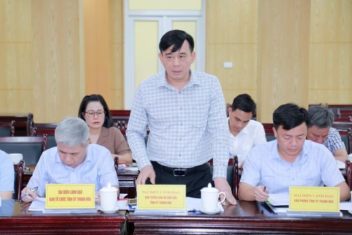 Đại diện lãnh đạo Ban Tuyên giáo và Dân vận Tỉnh ủy phát biểu tại hội nghị.