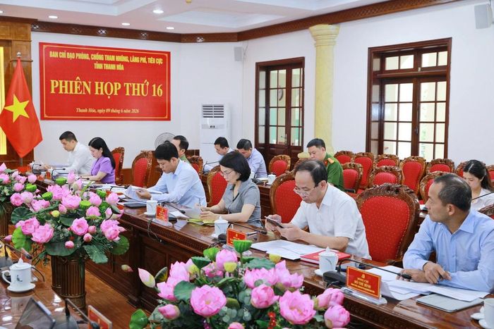 Đại biểu dự phiên họp.
