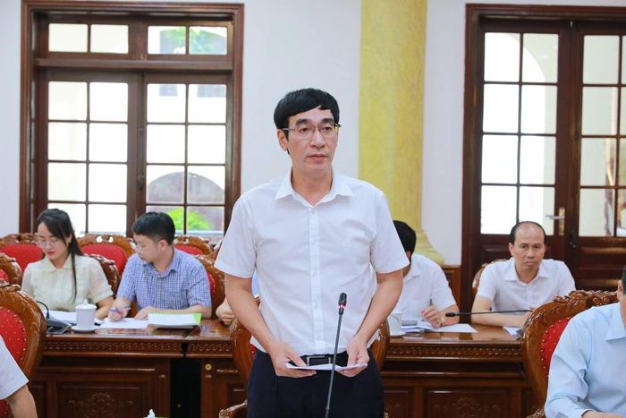 Trưởng Ban Nội chính Tỉnh ủy, Phó Trưởng ban Thường trực Ban Chỉ đạo PCTNLPTC tỉnh Nguyễn Ngọc Tiến trình bày các văn bản tại phiên họp.