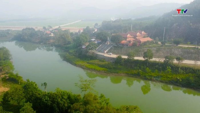 Bao quanh đền là cảnh sắc núi non, sông nước yên bình, mang vẻ đẹp tựa một bức tranh thủy mặc.